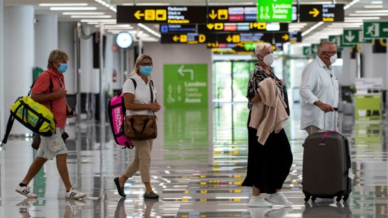 España: comenzó a regir la exigencia de pruebas de PCR negativas a visitantes de 65 países