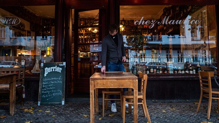 Francia evalúa reabrir los comercios pero mantendría los bares y restaurantes cerrados