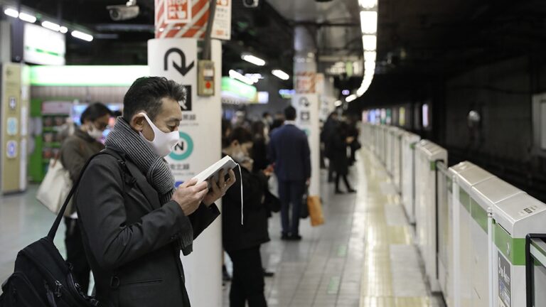Tokio pide evitar salidas e impulsa cierres de comercios mientras avanza el coronavirus