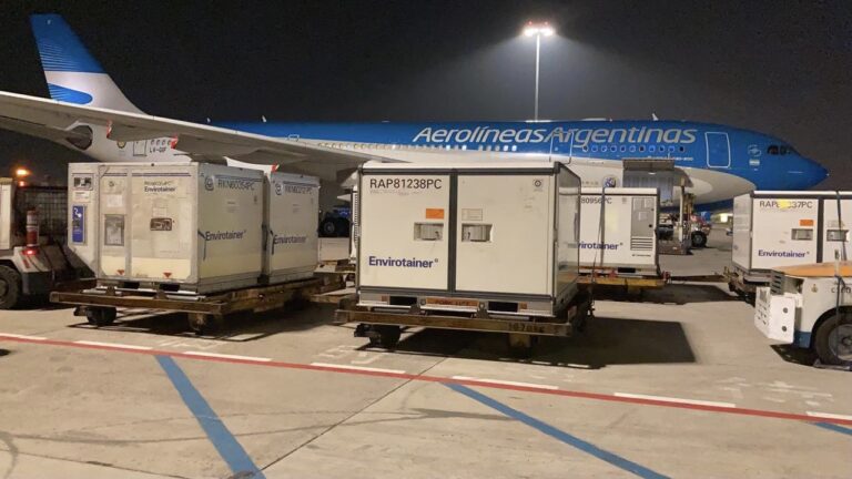Llegan desde China por Aerolíneas Argentinas las 904.000 dosis de la vacuna Sinopharm
