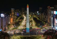 El Obelisco se iluminó con los paisajes de Chubut para el lanzamiento de la temporada turística